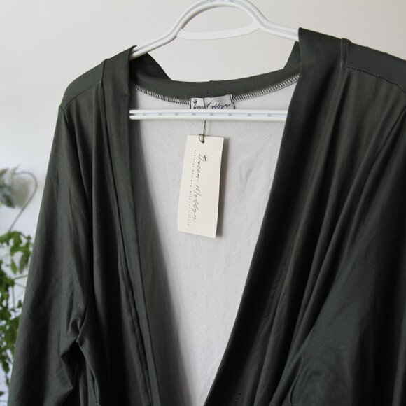 Queen Maddyn dressing gown. - Picture 3 of 13